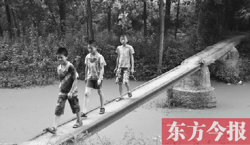 這座寬僅0.4米的危橋，承擔(dān)著1000多人的出行