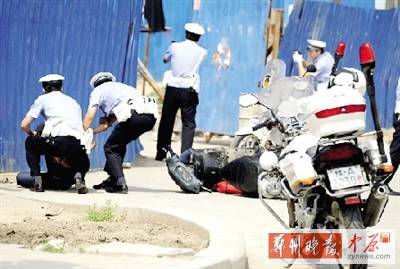 　一名歹徒被抓獲，另一名歹徒持槍劫持了一名門衛(wèi)。