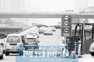 紫荊山立交橋上橋口，已經(jīng)有非綠標(biāo)車禁止通行的標(biāo)志 王春勝/攝