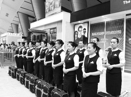 本想著上了學(xué)能安排到高鐵或地鐵單位當(dāng)乘務(wù)員，結(jié)果只是去做安保服務(wù)，許多學(xué)生稱上當(dāng)了