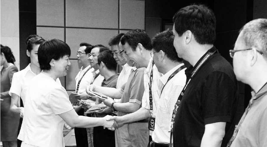 河南省委常委、宣傳部長趙素萍給中國紀(jì)錄片播出聯(lián)盟理事臺(tái)發(fā)放牌匾