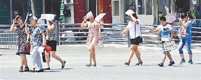  街頭，遮擋陽光是一門“技術活”。