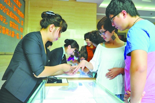 在北上廣等一線城市，鉆戒價(jià)格與國際接軌，價(jià)格不高，引發(fā)市民搶購潮。