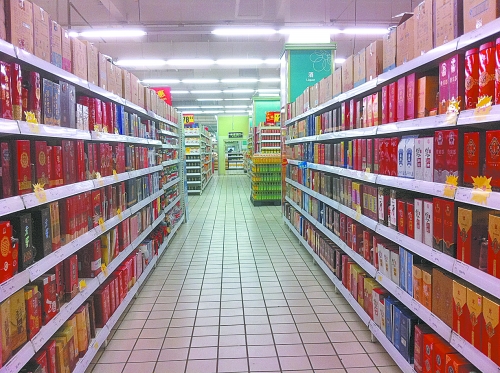 商場里賣的酒，銷售人員稱都是純糧酒，而專家稱，中、低檔酒用酒精和各種添加劑勾兌的情況并不鮮見。