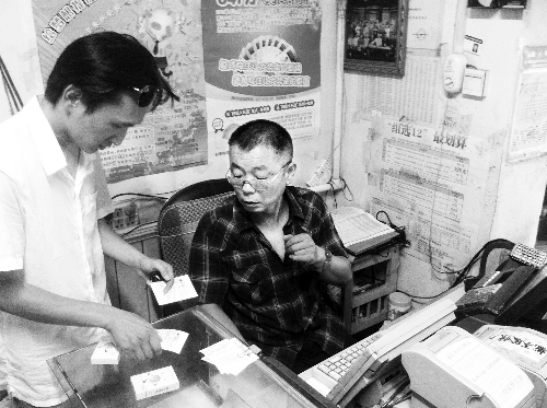 站點(diǎn)中出大獎(jiǎng)后前來購彩的人絡(luò)繹不絕 站點(diǎn)中出大獎(jiǎng)后前來購彩的人絡(luò)繹不絕