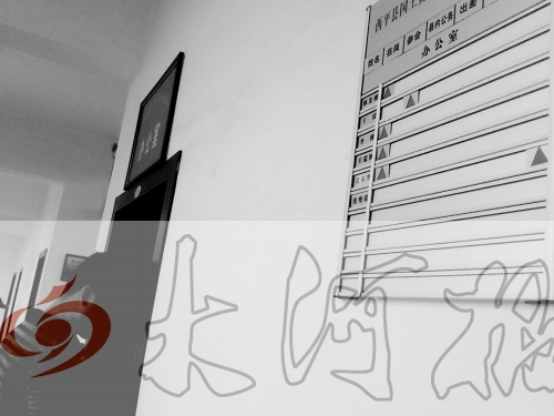 　7月4日上午，西平縣國土局辦公室門口在崗牌子高高掛，但里面空無一人。