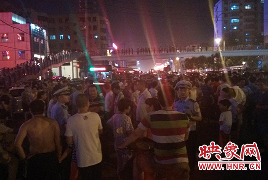 8月7日晚20時許，幾位交警在人群中