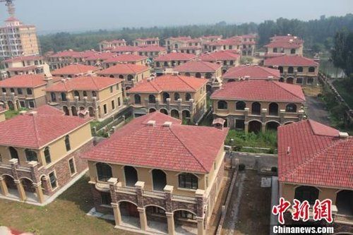 在鄭州市惠濟(jì)區(qū)花園口鎮(zhèn)申莊村的黃河岸邊，這處豪華別墅群蔚為壯觀。侯偉勝 攝