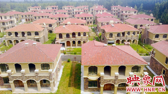 這里的別墅共計30多棟，有兩層的，也有三層的，主體、裝修都已經(jīng)完工