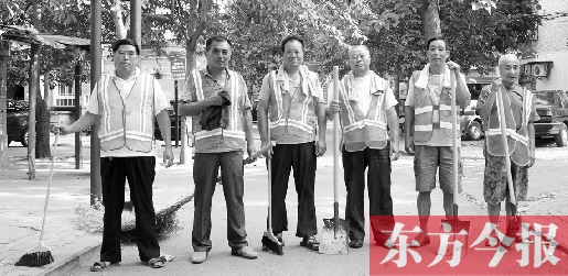 昨天下午6點(diǎn)，6名環(huán)衛(wèi)工人相伴乘坐B(niǎo)1返回27公里外的花園口村。