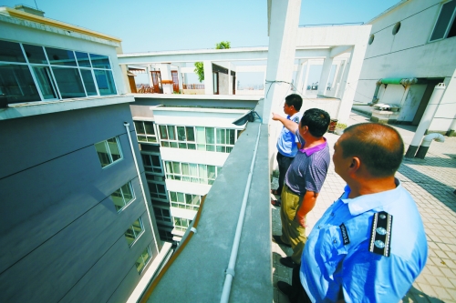 洛龍區(qū)城管執(zhí)法人員到該小區(qū)的“空中花園”進行調(diào)查取證