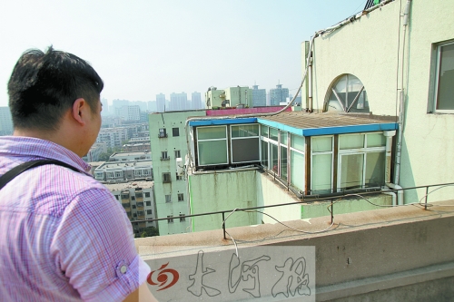 執(zhí)法人員正在對一高層住宅樓頂層加蓋的違章建筑調(diào)查取證 執(zhí)法人員正在對一高層住宅樓頂層加蓋的違章建筑調(diào)查取證