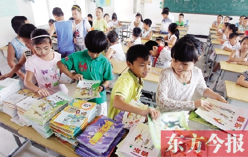 昨日，鄭州市中小學開學，鄭州市帝湖小學教室內(nèi)，學生們在免費領(lǐng)課本