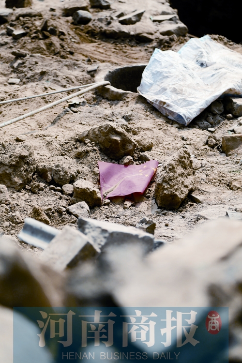 　　孩子墜井前，手里拿著國旗，邊走邊玩……