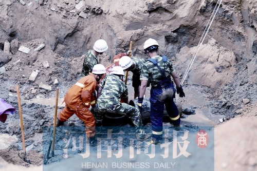 　　7個(gè)多小時(shí)的奮力救援，也沒能救回這個(gè)孩子