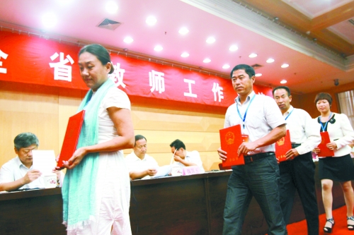 昨日，我省諸多優(yōu)秀教師獲頒“師德標(biāo)兵”、“師德先進(jìn)個(gè)人”等榮譽(yù)證書。