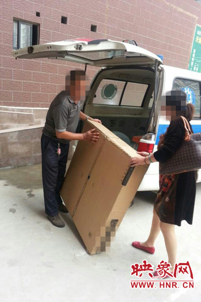 工作人員正在搬卸家具。