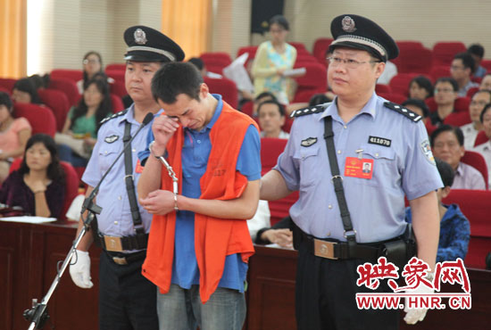 庭審現(xiàn)場(chǎng)，幾度流下淚水的小偉，后悔當(dāng)初太過(guò)沖動(dòng)。魏海勇-攝