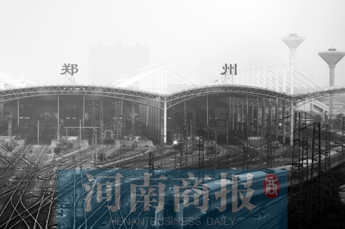 從解放路立交向南望去，火車站南側(cè)一座高樓在霧霾中若隱若現(xiàn)