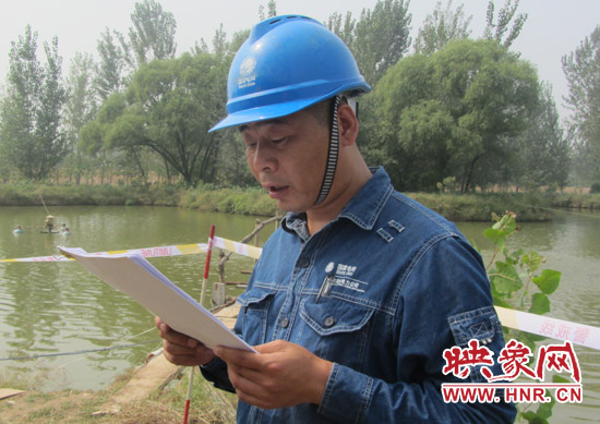 登塔之前，樊建軍在做最后的安全指示