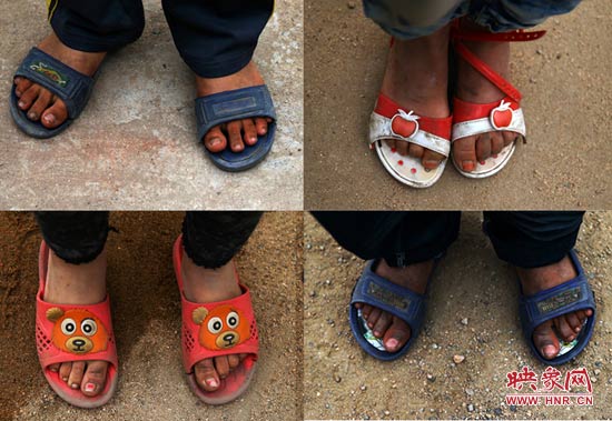 山里的溫度已經(jīng)很低了，有些孩子還是光腳穿著拖鞋。