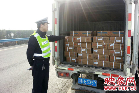 女子開(kāi)著廂貨車(chē)在高速狂奔 竟拉著一噸多爆炸物