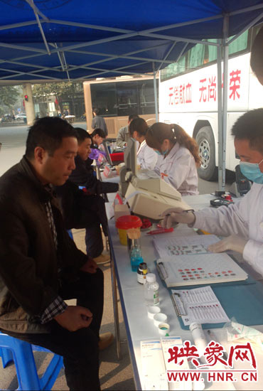 上午10時許，幾位市民在河南省人民會堂門口獻(xiàn)血