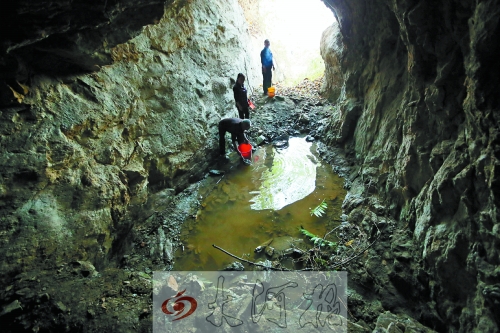 村民說以前這里的水很深，現(xiàn)在也就剩這么一點兒了。