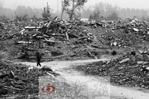 綠城街頭，海量的建筑垃圾令人觸目驚心。