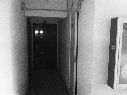 被砸網(wǎng)吧在鄭州安徐莊公館小區(qū)的一棟居民樓里，昨天，網(wǎng)吧已關(guān)門。