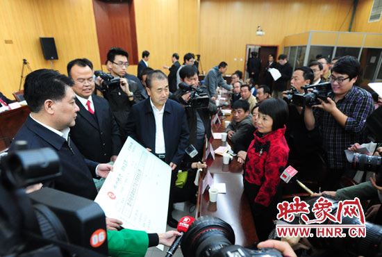 最高人民法院執(zhí)行局局長(zhǎng)劉貴祥、河南省高級(jí)人民法院院長(zhǎng)張立勇親手為申請(qǐng)執(zhí)行人員發(fā)放執(zhí)行款