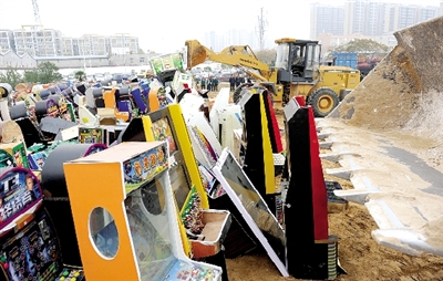 昨日16時，在鄭州市公安局治安支隊院內(nèi)，省會警方集中銷毀了“雷霆”行動中查獲的賭博機等涉賭物品