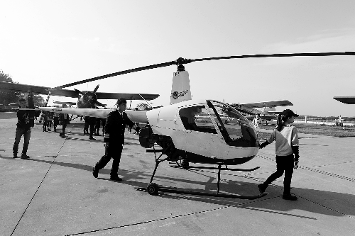 選拔賽現(xiàn)場，選手們正入場表演 記者 鄧萬里/攝