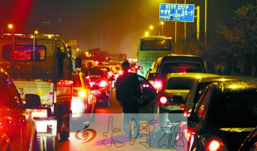 上周五晚上7點(diǎn)多,東風(fēng)東路車輛擁堵,一個多小時只能前行100米。