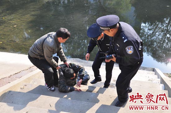 該男子滾入冰冷的金水河，嗆了幾口污水，連滾帶爬從水中出來(lái)，隨后被金水路派出所民警救上岸。