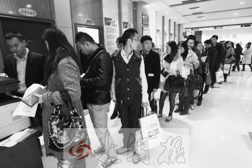 昨天,除復(fù)印材料處有新人排隊(duì)外,金水區(qū)民政局婚姻登記處大廳內(nèi)處未見新人排隊(duì)的火爆場景。