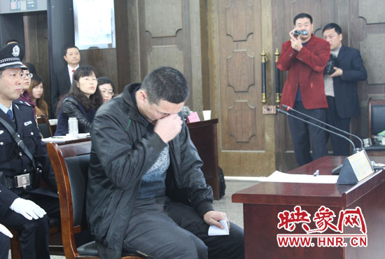 庭審現(xiàn)場，被告人常樹民哽咽著宣讀手中的悔恨書。