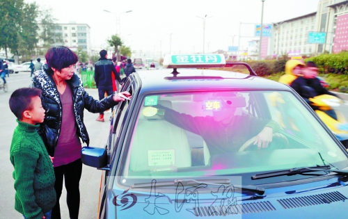 看見有帶小孩的乘客，王師傅都會遞上字條，提醒乘客。