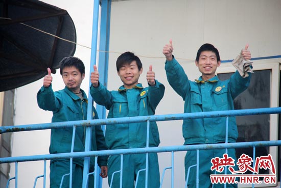 干的好的時(shí)候，他們會(huì)給同伴豎起大拇指