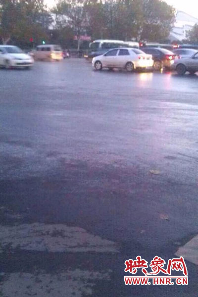 中原路與嵩山路交匯處路面因?yàn)⑺Y(jié)冰。（圖片來自網(wǎng)絡(luò)）