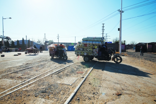 這里常?！叭搜鲴R翻”,常有婦女騎車帶孩子摔得頭破血流