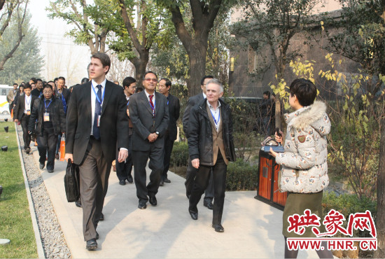 河南鄭州2013服務(wù)外包大會的嘉賓們參觀了金水科教園區(qū)和河南外包產(chǎn)業(yè)園并留下了深刻的印象。