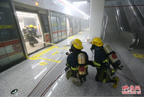 人員疏散完畢后，消防隊(duì)員開始滅火