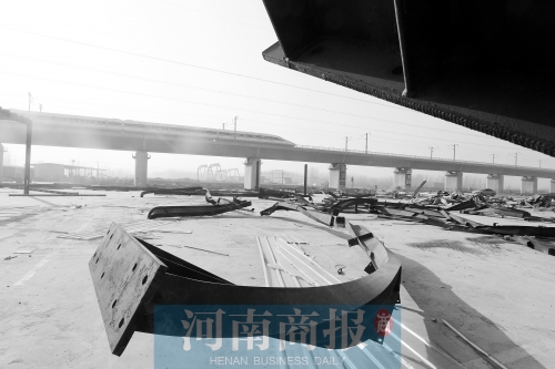 　鐵路兩側(cè)，不少建筑物已經(jīng)被拆除