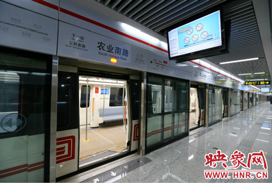 鄭州地鐵1號(hào)線干凈整潔的候車區(qū)