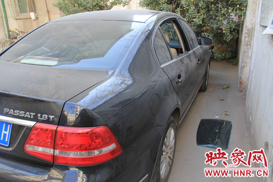12月12日，鄭州金水區(qū)一小區(qū)汽車車窗被撬