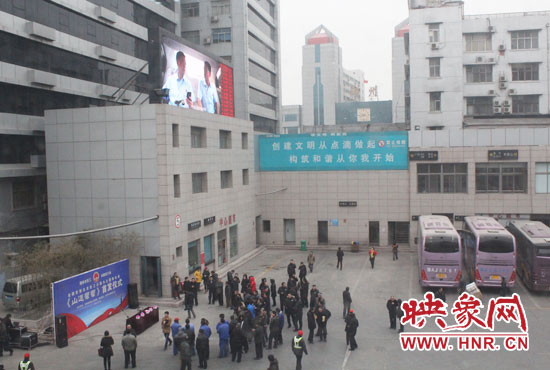 大巴車內(nèi)均在播放著這部以農(nóng)民工討薪為題材的微電影。