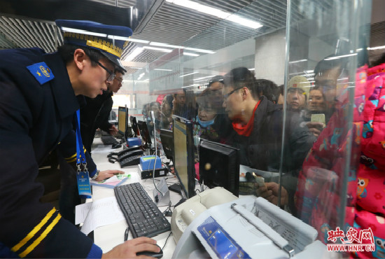 地鐵一卡通的辦理窗口市民排隊(duì)購(gòu)買