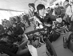 由于媽媽生病，盧文成只得中途放棄騎行改乘火車趕回老家。