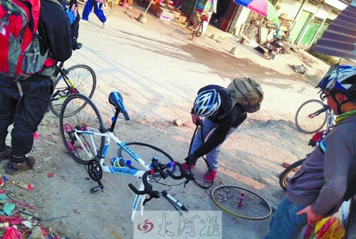 運(yùn)氣不好，十分鐘被扎了兩次胎，只能自己修車。